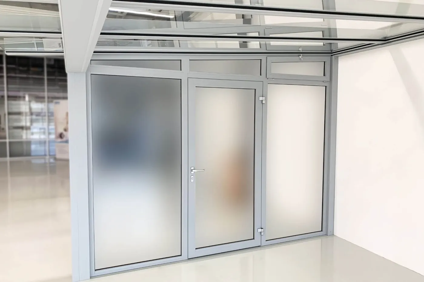 Festelemente mit satiniertem Glas unter einem Glasdach – Sichtschutz bei vollem Lichteinfall