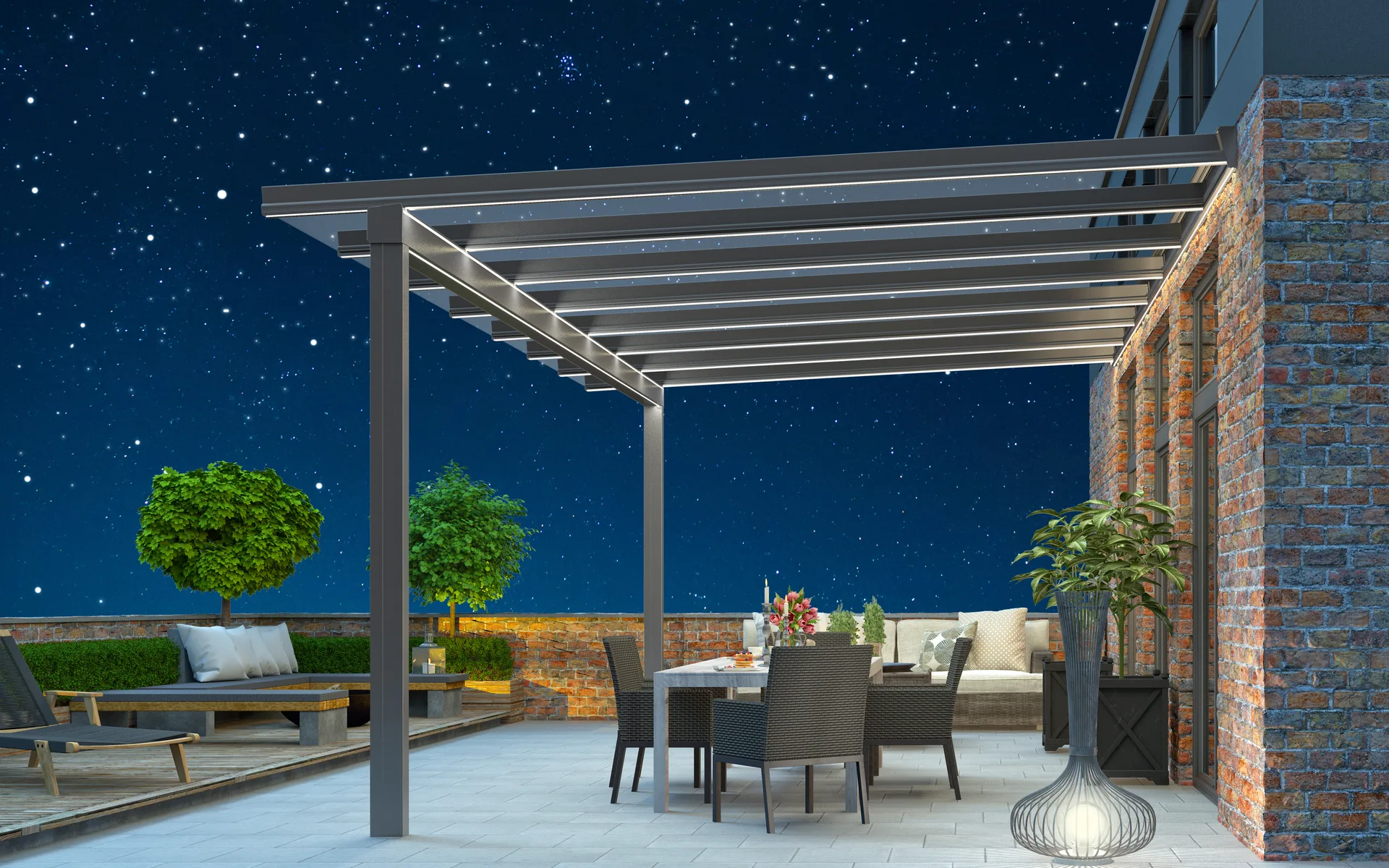 TERRASIGN Terrassendach bei Nacht mit integrierter LightFixx LED-Beleuchtung über einem gedeckten Esstisch
