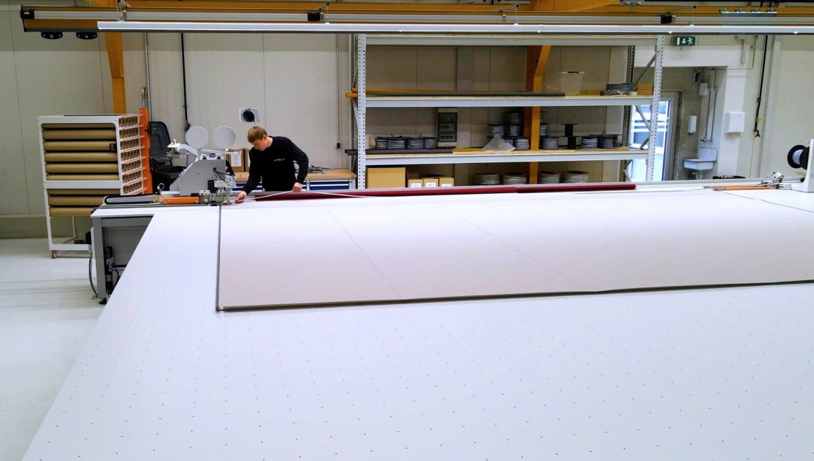 Konfektion einer Zip-Tuchführung – Markisentuch in der Fertigung bei TERRASIGN